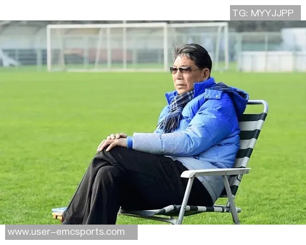 吕文君分享夺冠喜悦与恩师徐根宝合影重温崇明足球情怀